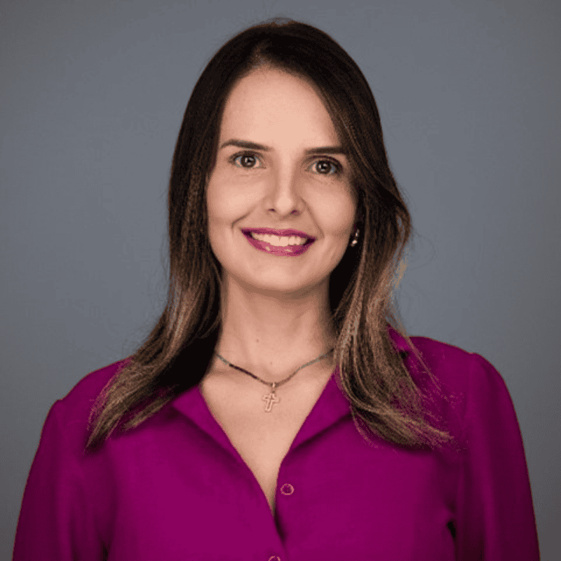 Dr. Laís, experienced small animal vet with expertise in clinical care, surgery, nutrition, and anesthesia, dedicated to high-quality veterinary medicine.