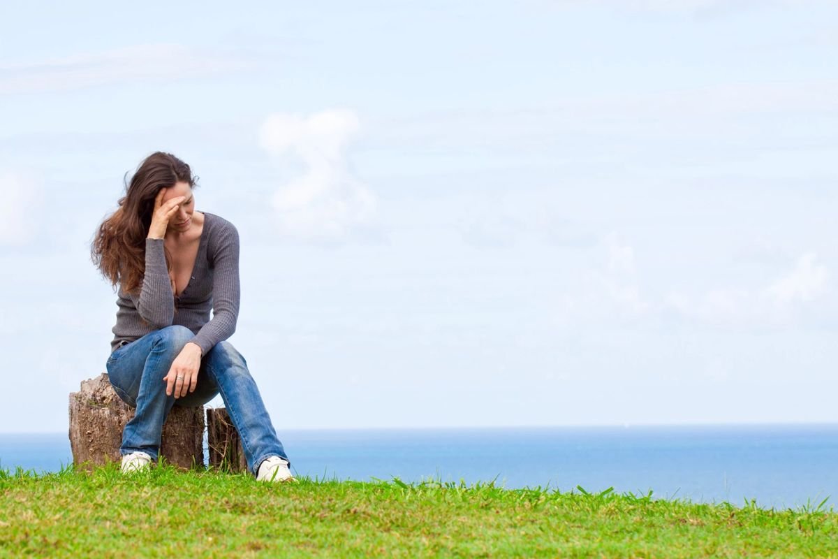 Human sad outdoor - Are Daisies Toxic to Cats